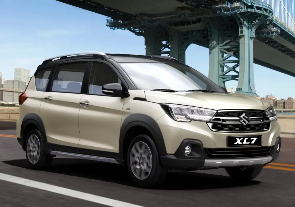 Suzuki XL7 híbrido color plateado