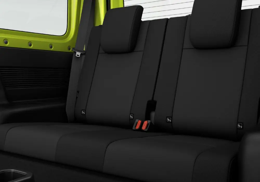 Asientos traseros abatibles del Suzuki Jimny con cinturón de seguridad.