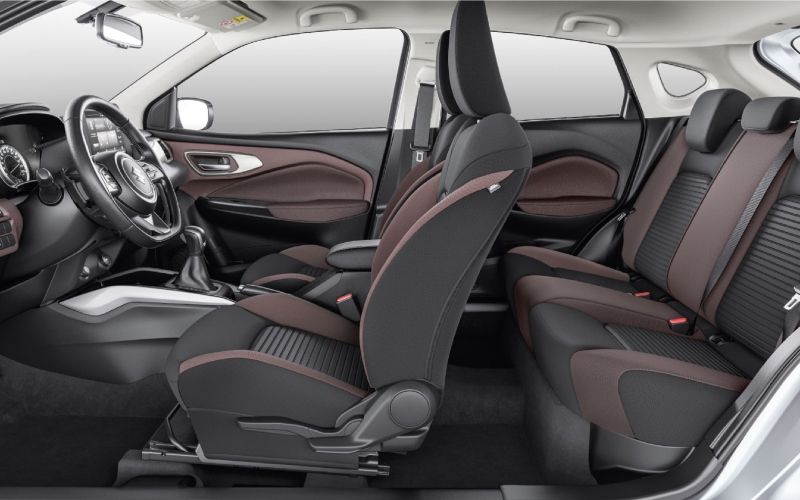 Vista del habitáculo del Suzuki Fronx Híbrido, destacando los asientos en dos tonos y el diseño moderno del tablero.