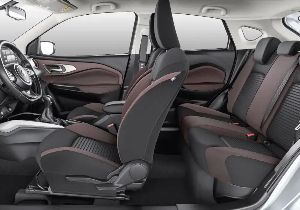Interior del Suzuki Fronx con cinturón de seguridad.